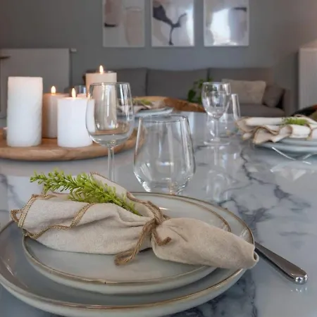 Huswell - Queen At Sea: Modern 2 Bedroom *