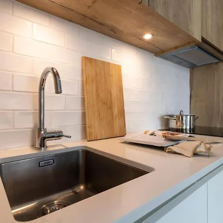 Huswell - Queen At Sea: Modern 2 Bedroom *